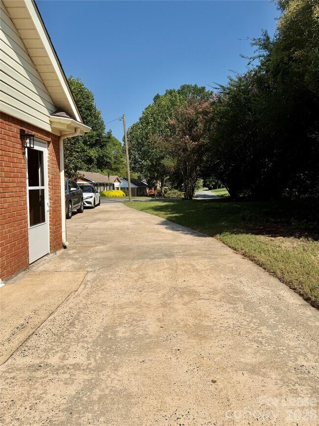 Building Photo - 3132 Dawnshire Ave