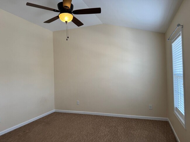 Building Photo - 3 Bedroom Townhome in Wakefield
