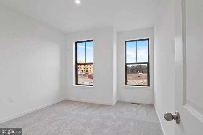 Building Photo - This stunning luxury 2-story condo has 3 beds & 2.5 baths with over 1500 sq ft of living space.