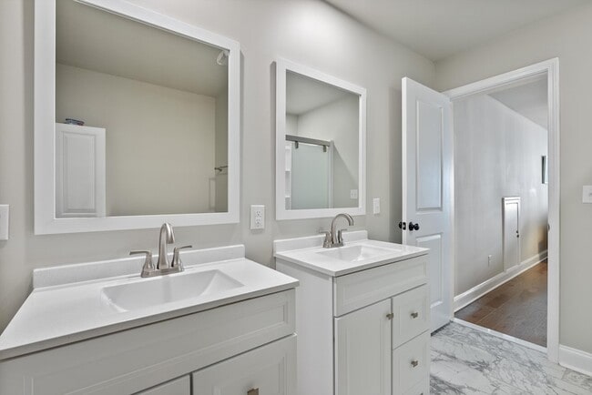 Building Photo - 250 Tanglewood Ln