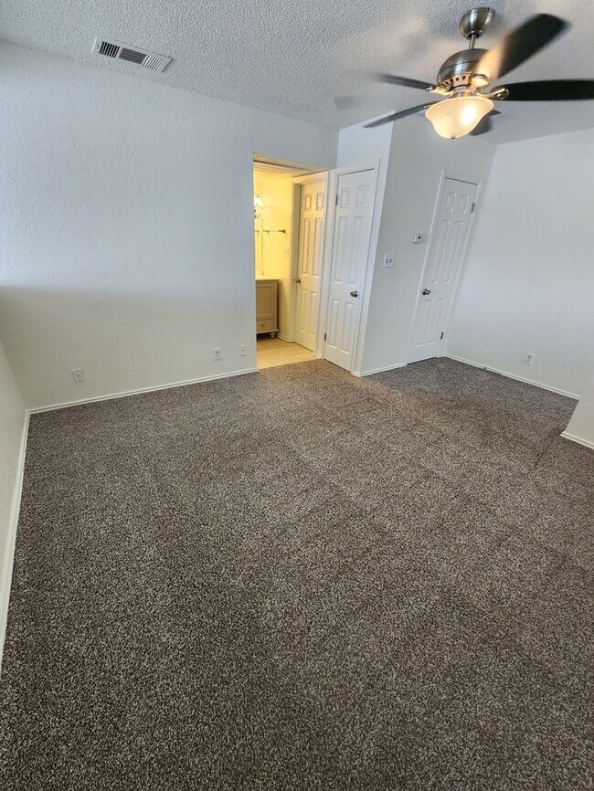 Building Photo - 2 story townhome, 2 bed 2.5 bath