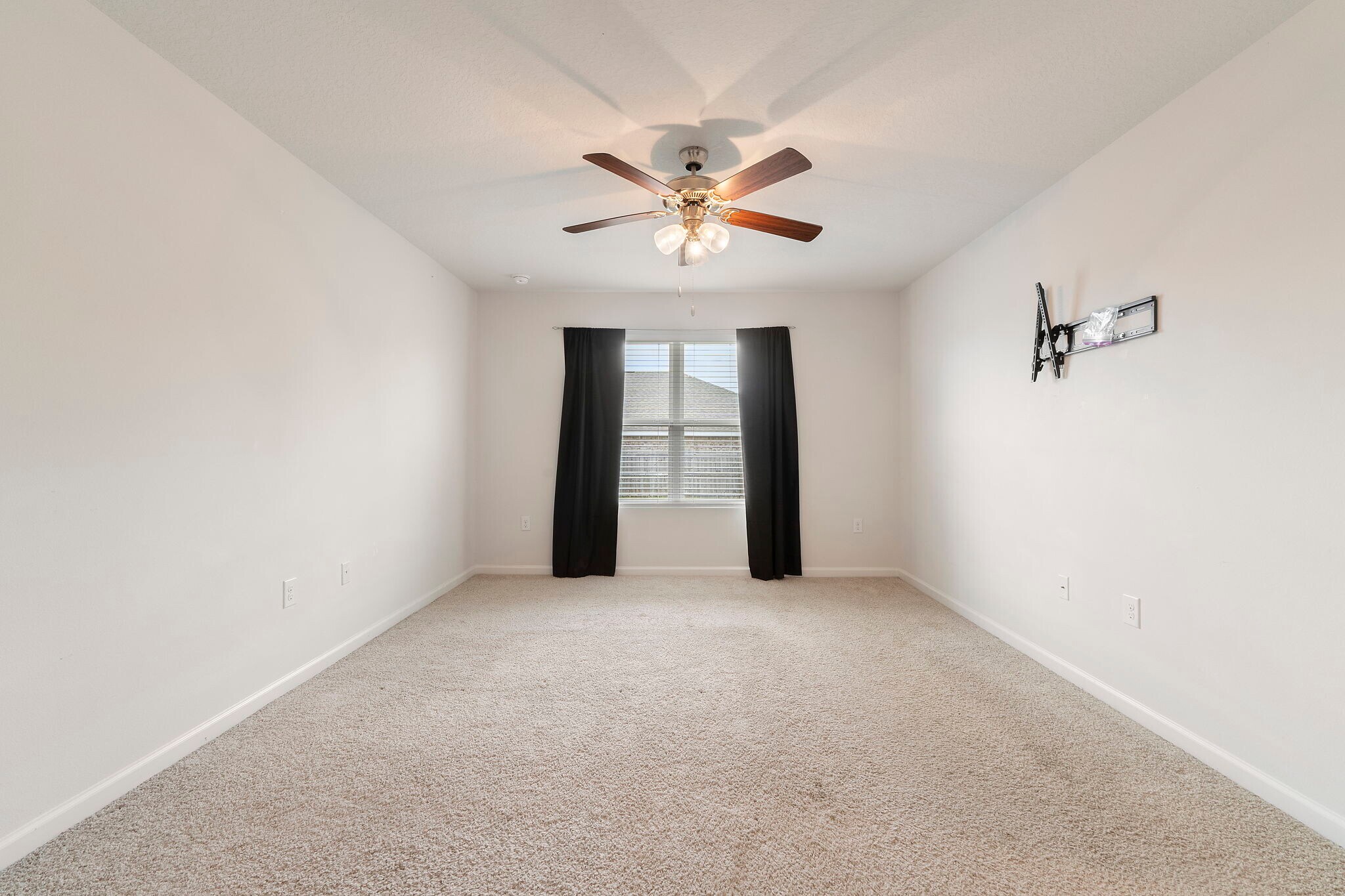 Building Photo - 7805 Lakeside Oaks Dr