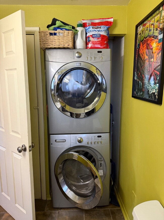 Building Photo - Two Bedroom Duplex in Golden!!