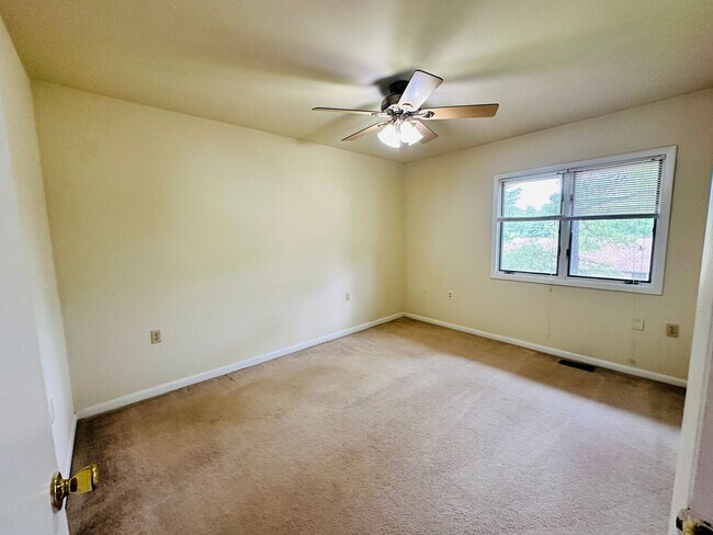 Building Photo - 3 Bedroom 2.5 Bath Townhouse