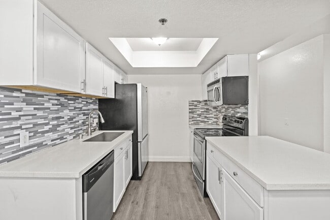 Building Photo - "Spacious 2-Bed, 2-Bath Condo Retreat in the Heart of Las Vegas!"