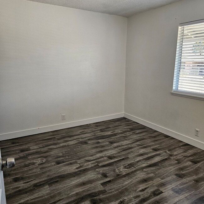 Building Photo - Upgraded 5-Bedroom Home with Open Floor Plan & Large Lot!
