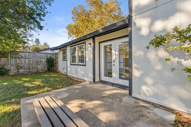 Building Photo - 903 E Logan St