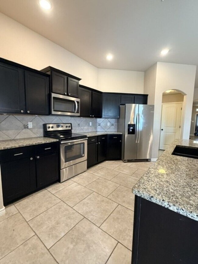 Building Photo - 821 Kendra Dr