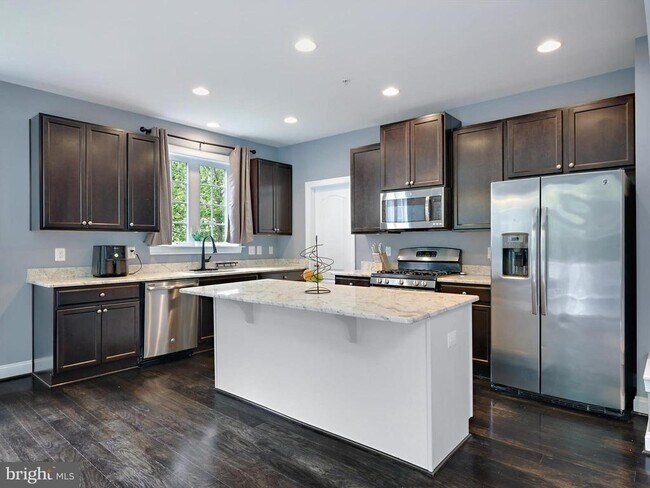 Building Photo - 10504 Sarah Landing Dr