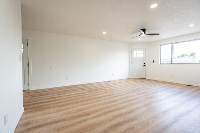 Building Photo - 3238-D 1/4 D 1/4 Rd
