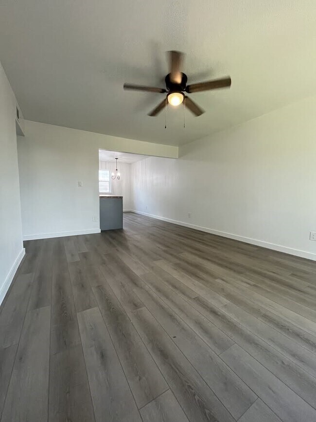Building Photo - 1701 Johanna Dr