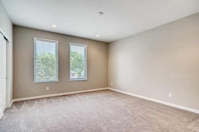 Building Photo - Amenity - Packed 3 Bedroom Townhome for Rent