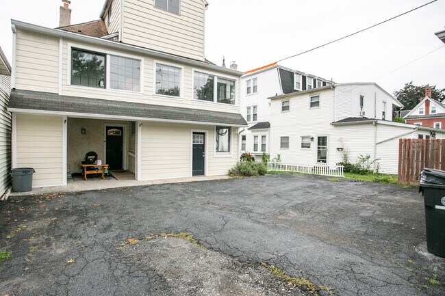 Building Photo - 328 4th Ave