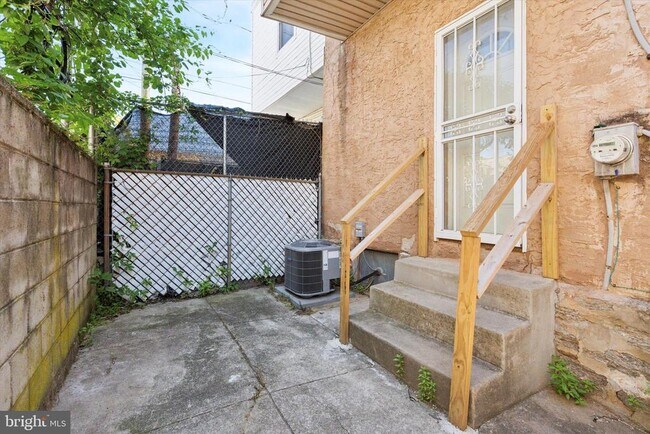 Building Photo - 162 N 62nd St