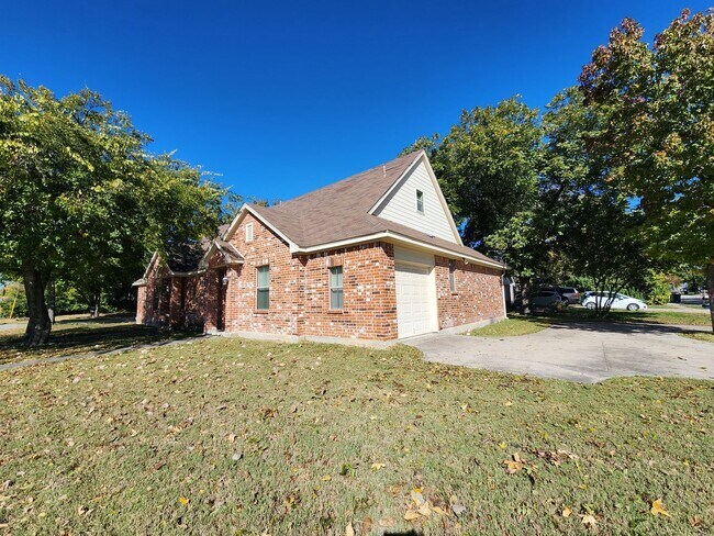 Primary Photo - Roomy 3 Bedroom Duplex in Benbrook