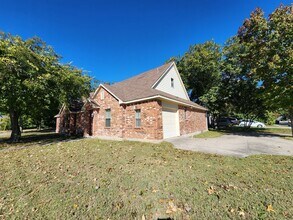 Building Photo - Roomy 3 Bedroom Duplex in Benbrook