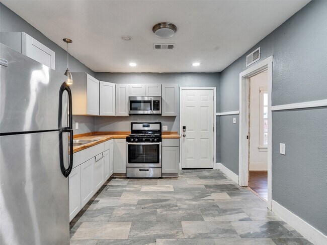Building Photo - 5224 Bernardo De Galvez Ave