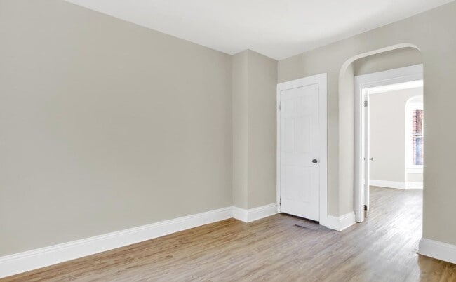 Building Photo - Bright 5 Bedroom, 1.5 Bath Home!