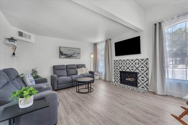 Building Photo - Modern 3-Bed Home in Green Valley – Beauti...