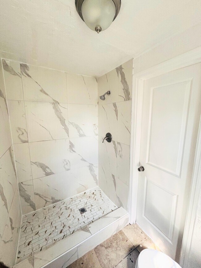 Building Photo - 804 Ridgewood Dr