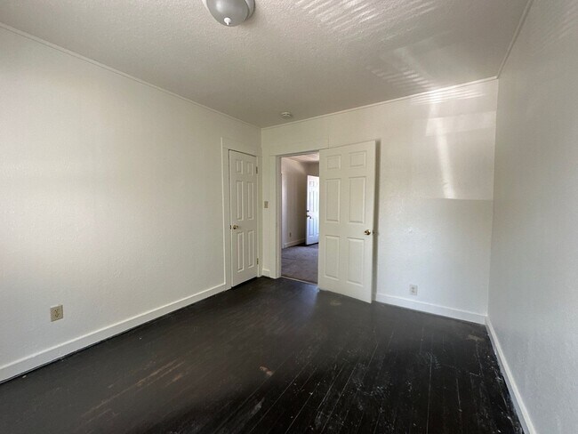 Building Photo - 1513 Oregon Ave