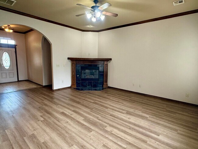 Building Photo - Beautiful 4 Bed 3 Bath Home with Great Loc...