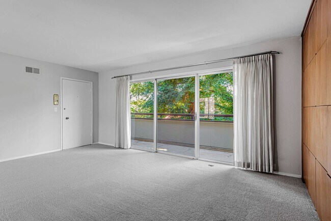 Building Photo - Charming 2-Bedroom Condo in Downtown Palo ...