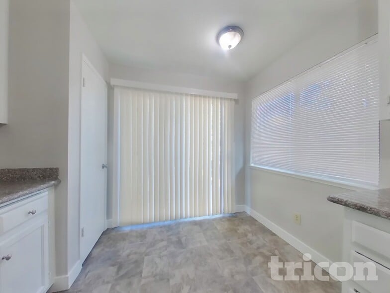 Building Photo - 1213 Essex Dr