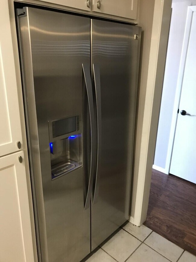 Building Photo - 7811 Cielo Vista Dr