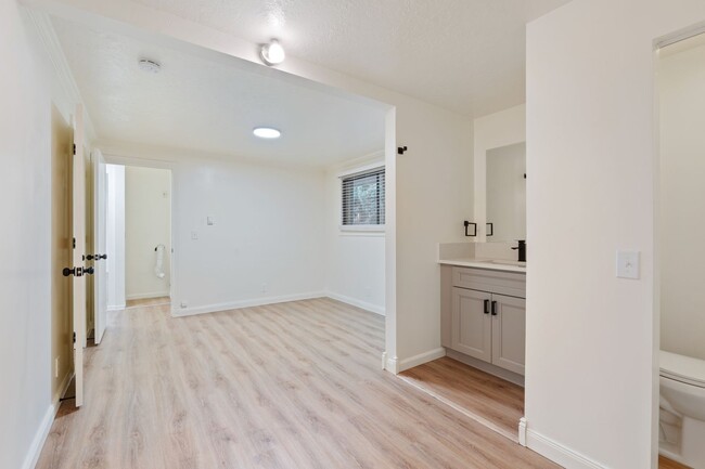 Building Photo - Renovated 2BR in Milwaukie