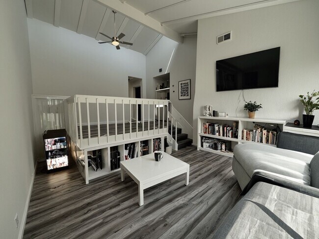 Building Photo - Large 3 Bedroom 3 Bathroom Condo for Rent