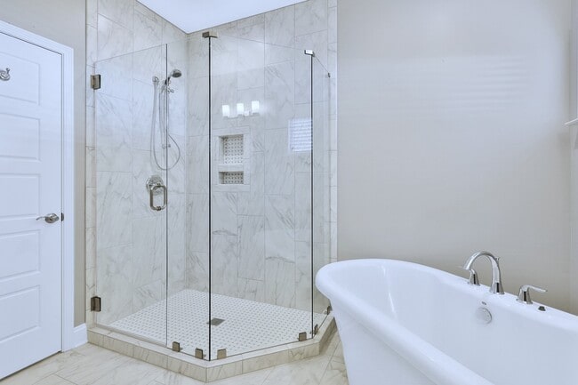 Master Bath - 300 Vendella Cir