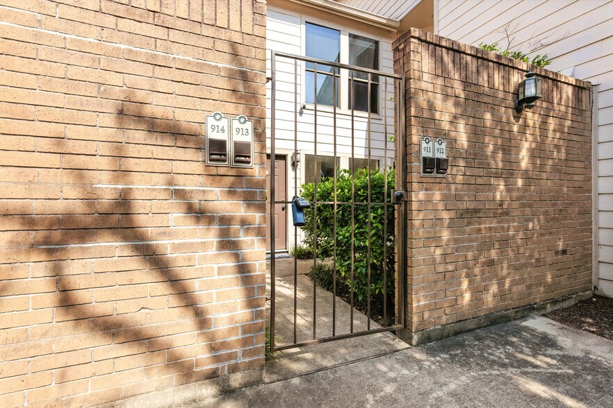 Building Photo - 2277 S Kirkwood Rd