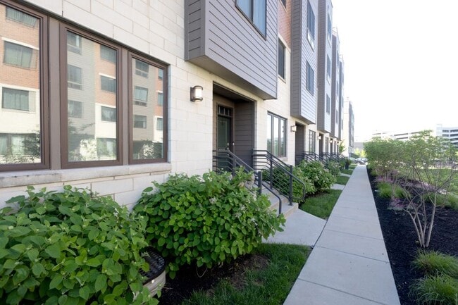 Building Photo - 609 Lakeview Ct