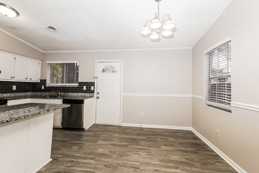 Building Photo - 8450 N Pond Dr