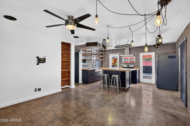 Building Photo - 346 E Papago Dr