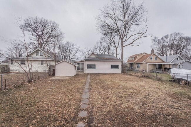 Building Photo - Spacious 3 bedroom with fenced in yard!