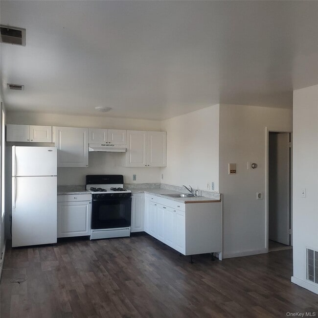 Building Photo - 8 Main St