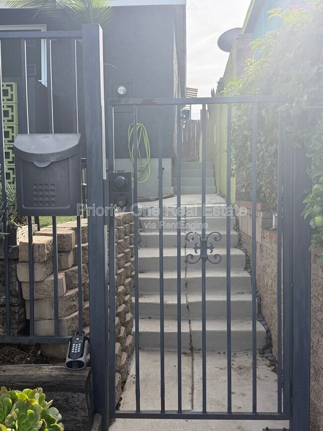 Building Photo - 2987 Clay Ave