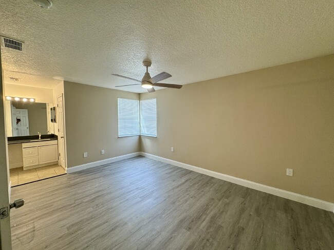 Building Photo - Fully renovated Townhome for Rent in Daven...