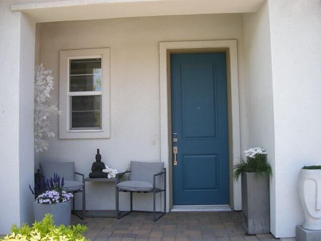 Building Photo - Fully Furnished Four Bedroom, Three Bath H...
