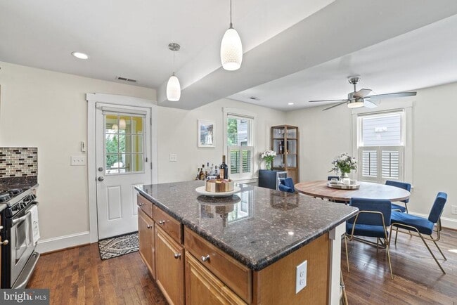 Building Photo - 102 E Linden St