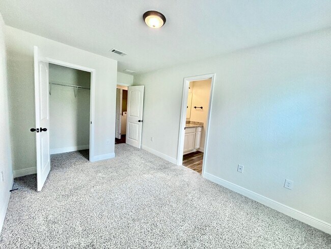 Building Photo - 5031 Peach Dr