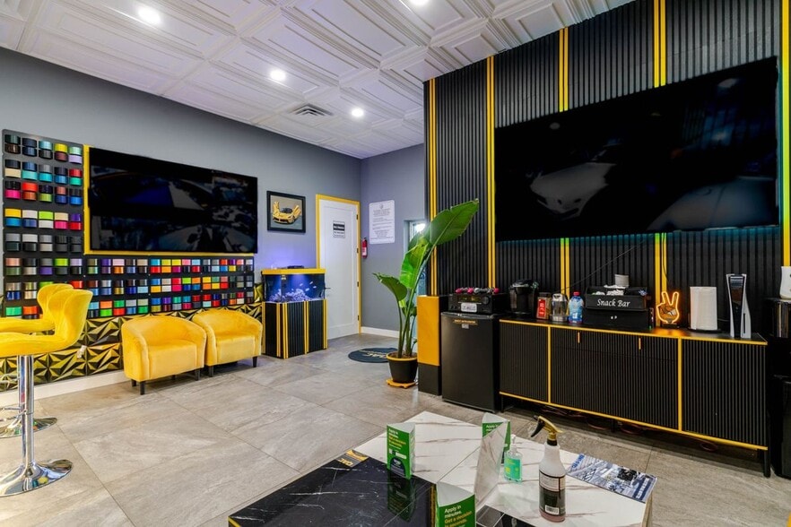 Building Photo - 2346 N San Fernando Rd