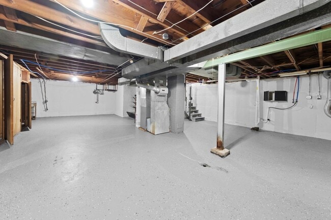 Building Photo - 2 bedroom Single Family Home with Fenced i...