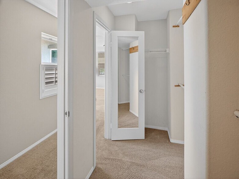 Building Photo - 28782 S Lake Dr