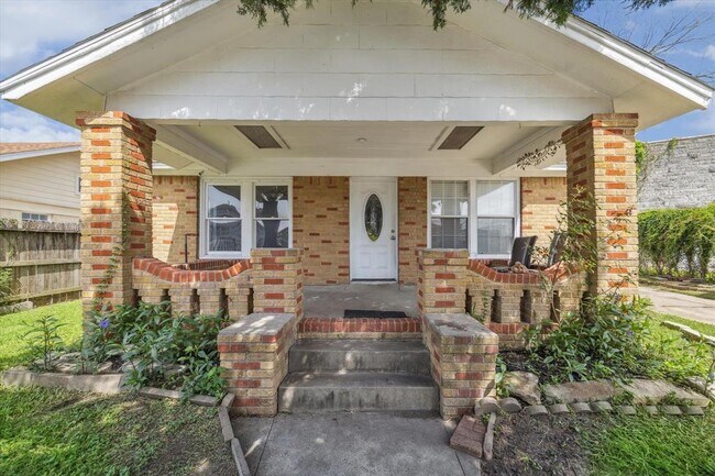 Primary Photo - 2504 Oakcliff St