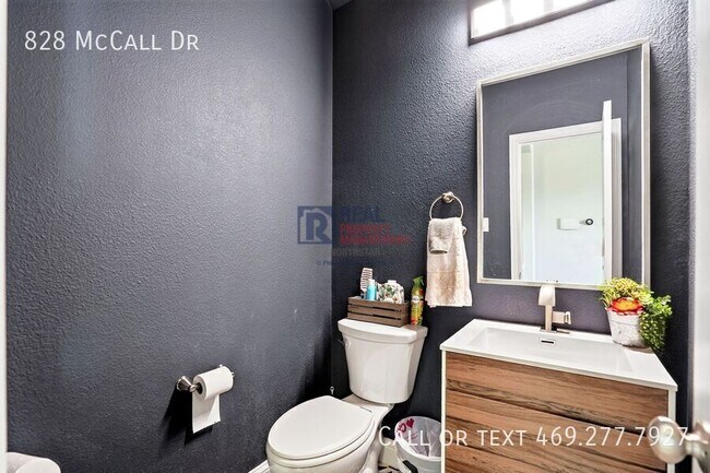 Building Photo - 828 McCall Dr