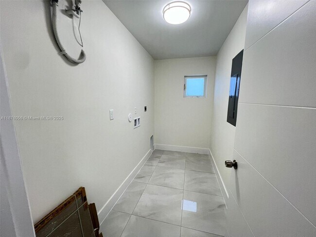 Building Photo - 4615 NW 15th Ct