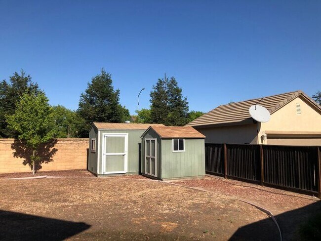 Building Photo - Manteca 4 Bedroom 1/2 bath 2 Car Garage ta...